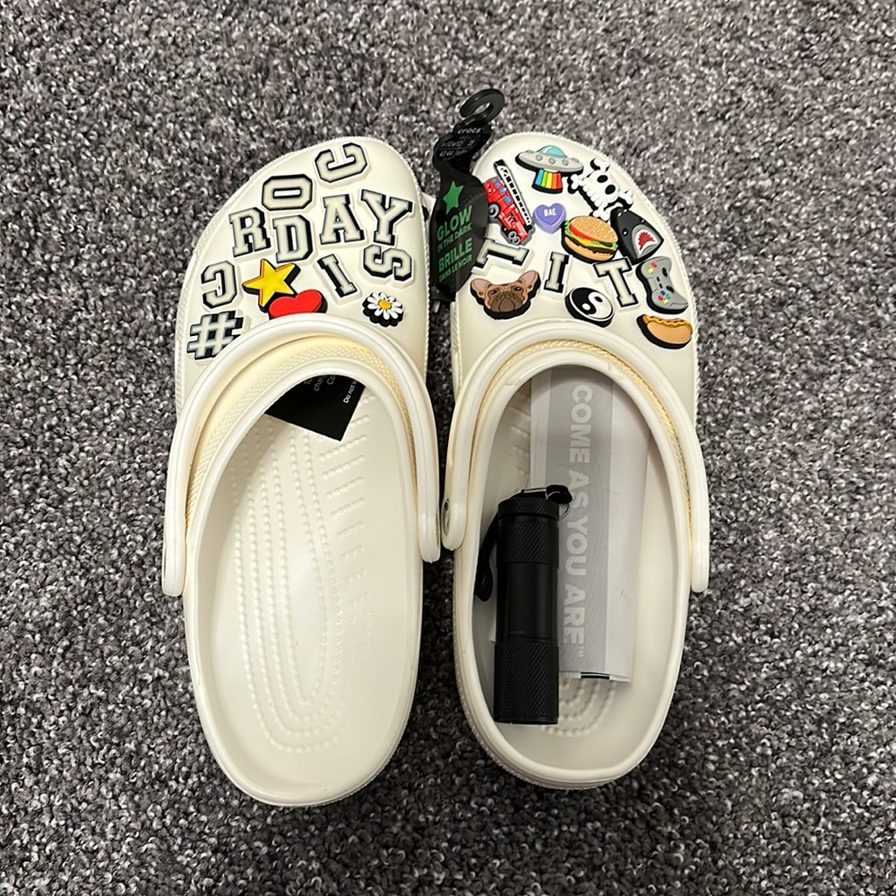 Men’s size 10 women’s 12 white glow in the dark crocs. Crocs x pizza slime